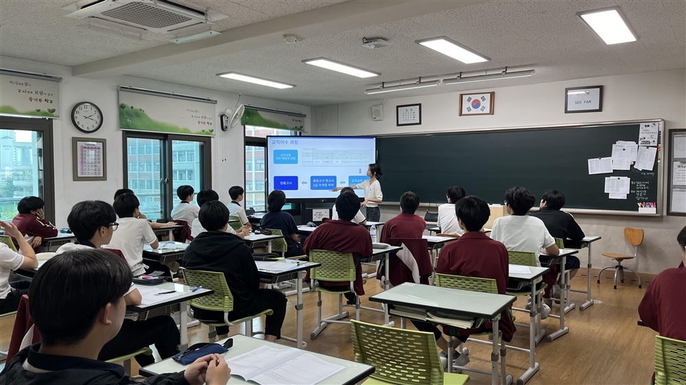 그림입니다.  원본 그림의 이름: 동신고 사회과학대학 김가인.jpg  원본 그림의 크기: 가로 4032pixel, 세로 2268pixel